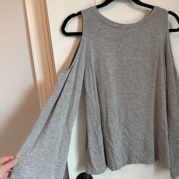 BB Dakota Gray Long Sleeved Cold Shoulder Top Small great condition - Picture 4 of 6